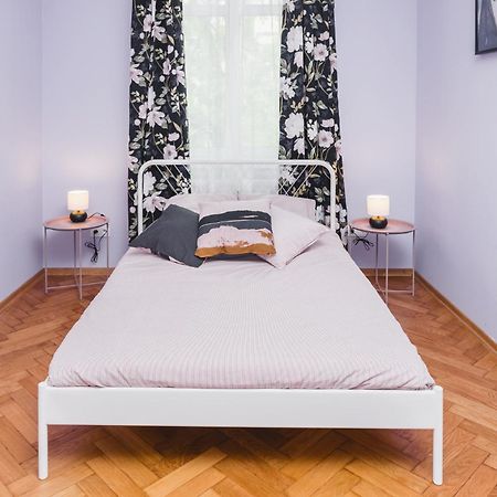 Modern Urban Escape - Old Town Apartment - By Upstairs Krasków Exterior foto