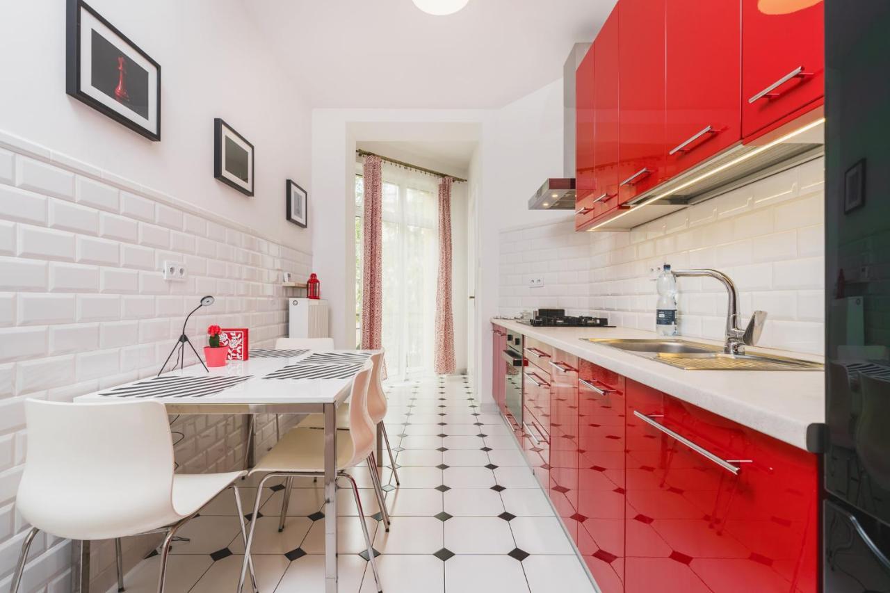 Modern Urban Escape - Old Town Apartment - By Upstairs Krasków Exterior foto