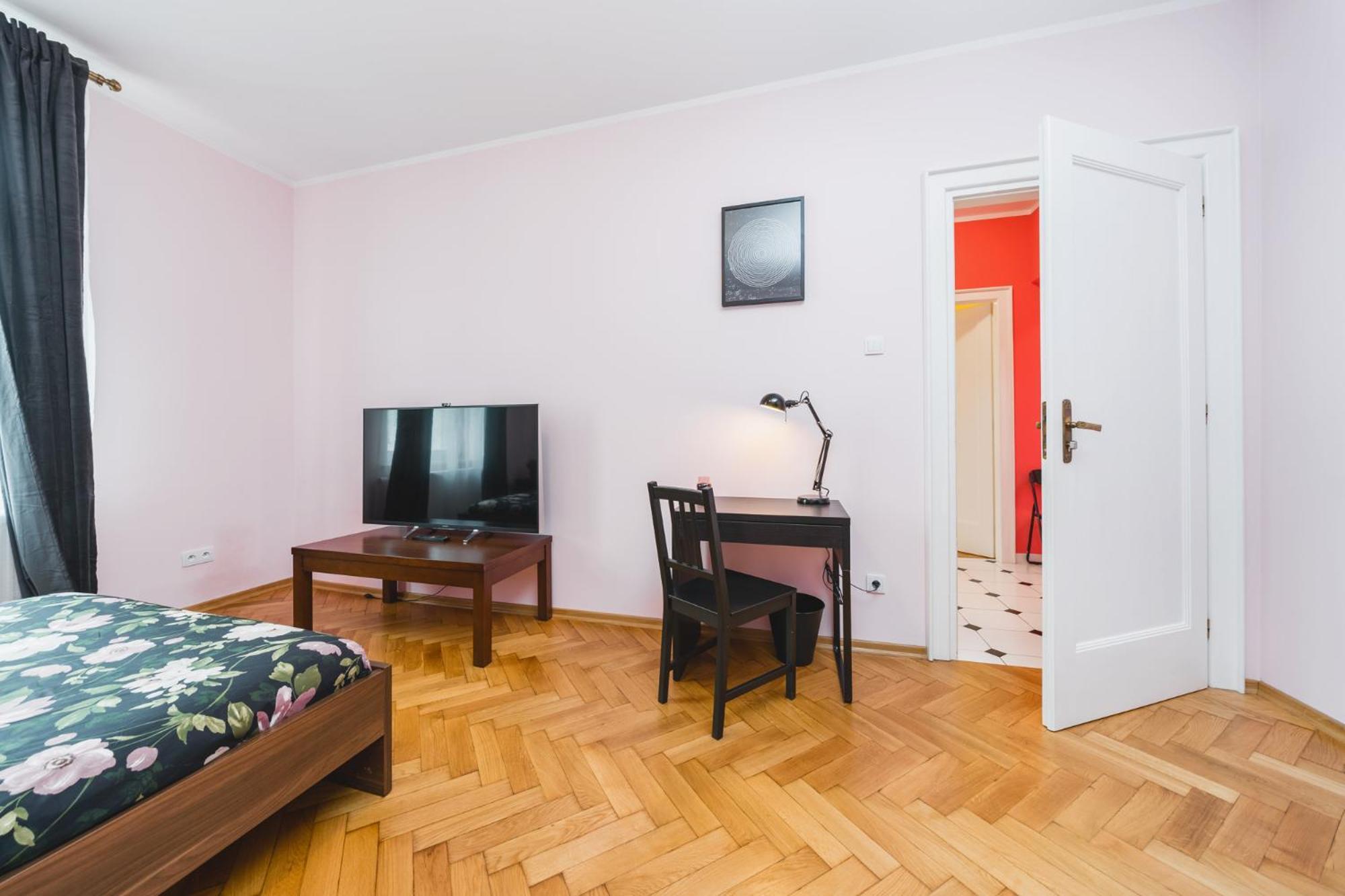 Modern Urban Escape - Old Town Apartment - By Upstairs Krasków Exterior foto